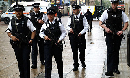Agentes de la Policía de Londres Detienen a seis personas en una operación antiterrorista en Inglaterra